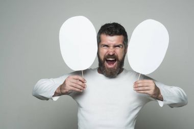 Kızgın yüz hipster tutun kağıt tabela.