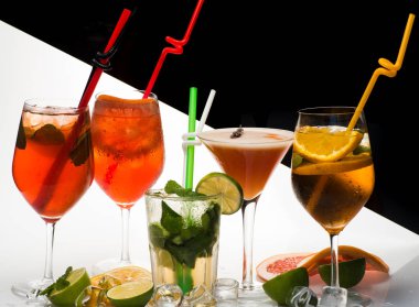 Meyve dilim ve kokteyl cam bar.