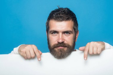 Hipster mutlu yüz ile tutun kağıt.