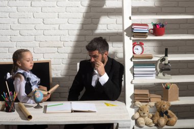 Kızı ve babası beyaz tuğla zemin üzerine