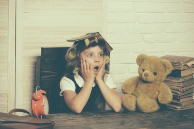 çocuk ile çalar saat.