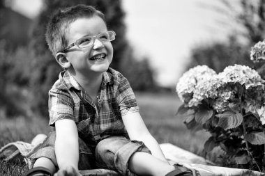 Gülen çocuk pikniğe