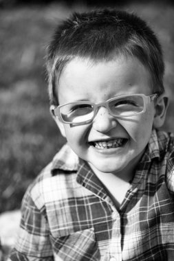 Mutlu komik kırmızı saçlı çocuk