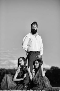 Sakallı adam ve iki kadın açık