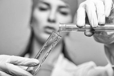 Tıp Şişeler kadınla