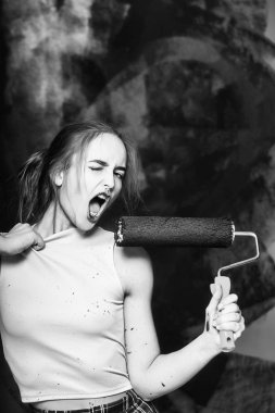 güzel kız Oluşturucu, ressam ile silindir boyama duvar siyah