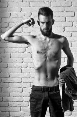 tuğla zemin üzerine ince çıplak gövde ile ince sakallı adam