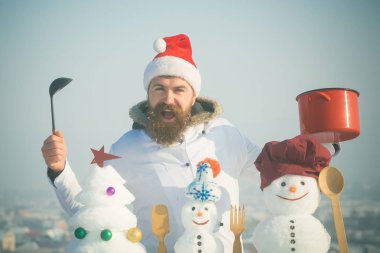 Heyecanlı adam Noel Baba şapkası ve kış gününde üniforma