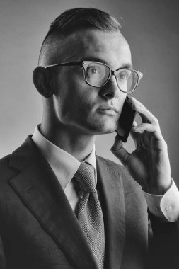 Cep telefonu ile gözlüklü adam