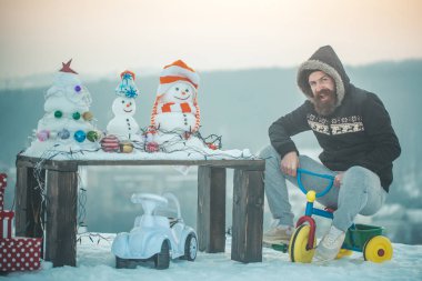 Mutlu adam karda üç tekerlekli bisiklet sürme