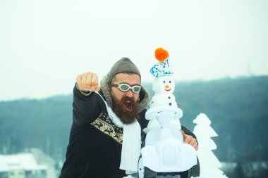 Adam pilot şapka ve gözlük yükseltilmiş yumruk el ile