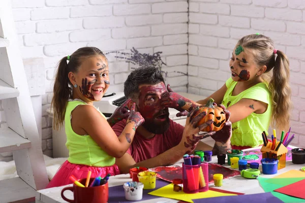 Família de Halloween com tinta colorida . — Fotografia de Stock
