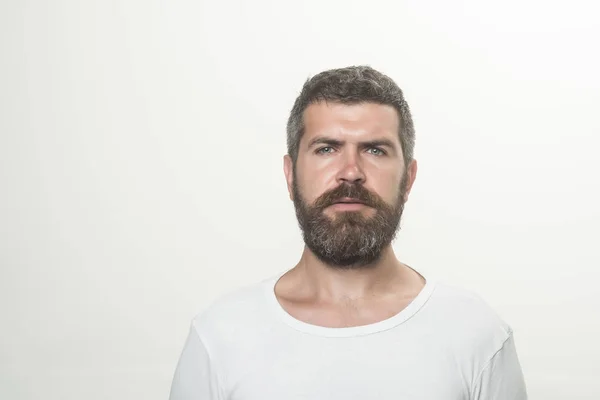 Hombre con barba larga y bigote . — Foto de Stock