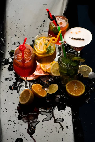 Alkoholische Getränke und Obst im Restaurant. — Stockfoto