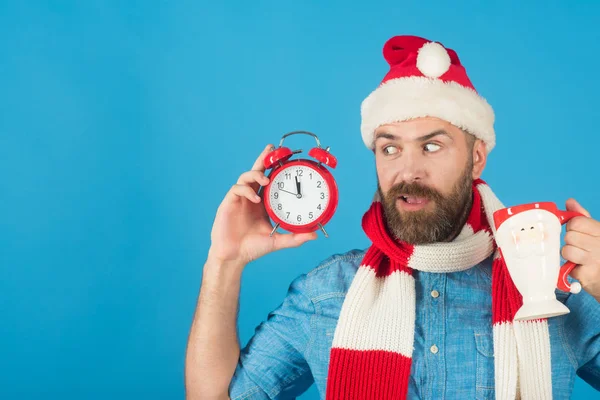 Boże Narodzenie hipster w santa czapkę, szalik zaskoczony na niebieskim tle — Zdjęcie stockowe