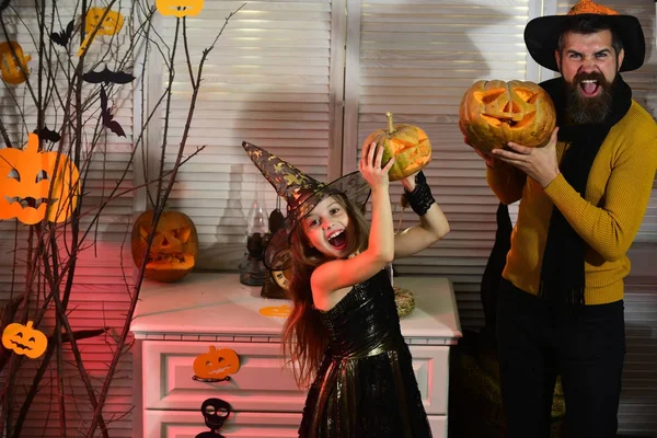 Concept de fête d'Halloween. Magicien et petite sorcière en chapeaux — Photo