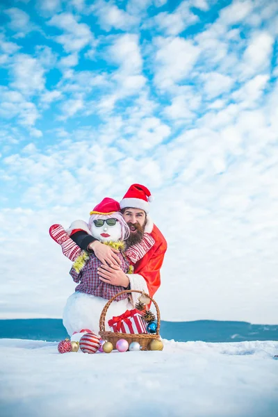 Ευτυχισμένος hipster στο κόκκινο κοστούμι Χριστούγεννα στο συννεφιασμένο ουρανό — Φωτογραφία Αρχείου