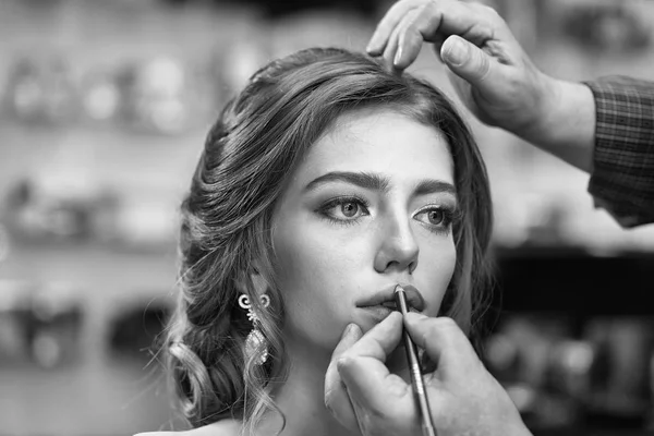Menina bonita fazendo maquiagem — Fotografia de Stock