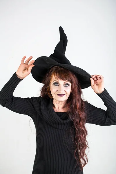Halloween oude dame in heks hoed. — Stockfoto