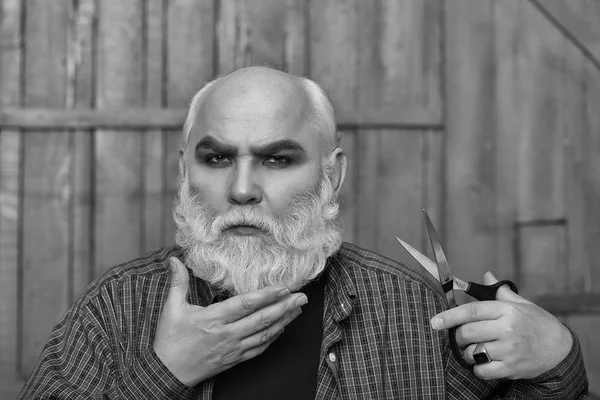 Velho cortando barba com tesoura — Fotografia de Stock
