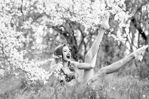 Hezká dívka v květu — Stock fotografie