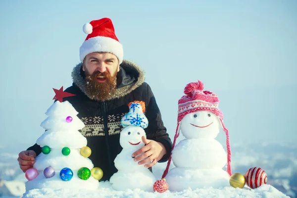 Злий хіпстер у шапці Санта Клауса в зимовий день — стокове фото