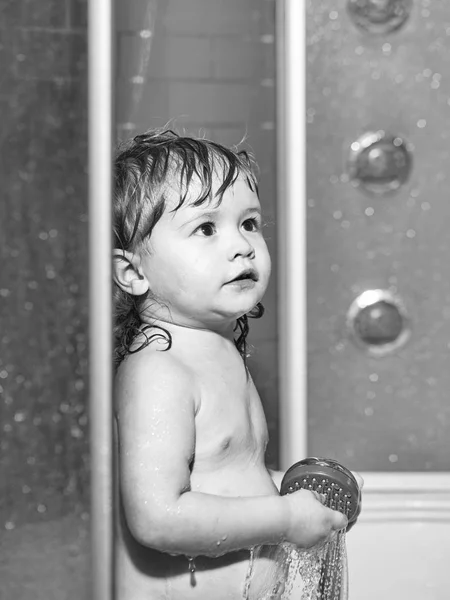 Malý chlapeček ve sprše — Stock fotografie