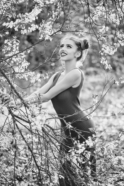 Çiçeği güzel kız