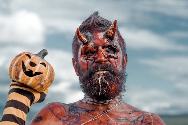 Cadılar Bayramı ejderha jack o fener ile