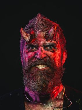 Cadılar Bayramı adam şeytan korkutucu yüz siyah arka plan üzerine