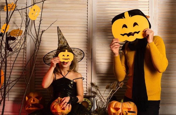 Halloween party concept. Wizard en kleine heks in hoed — Stockfoto