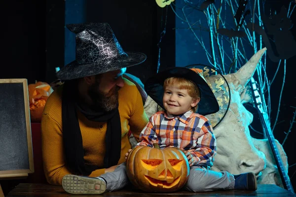 Halloween hombre y niño en sombrero de bruja . —  Fotos de Stock
