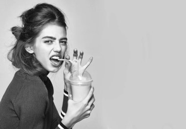 cam suyu içme kadın