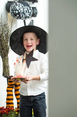 Cadılar Bayramı partisi ve geleneksel kostüm.