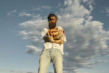 Cadılar Bayramı adam kabak bulutlu gri gökyüzü, alt görünümü holding