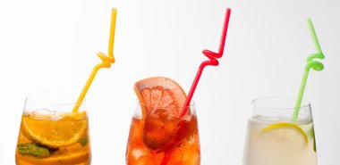 Meyve dilim ve kokteyl cam bar.