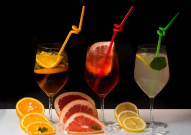 Siyah arka plan üzerine kokteyller.