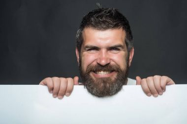 Adam gri arka plan üzerinde.