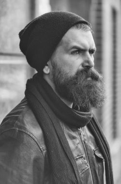 sakallı adam hipster deri ceket ciddi yüzüne ile