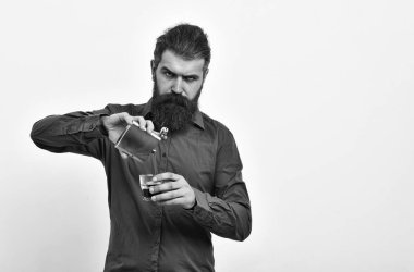 sakallı adam hipster metalik kavanoz, turuncu gömlekli cam ile