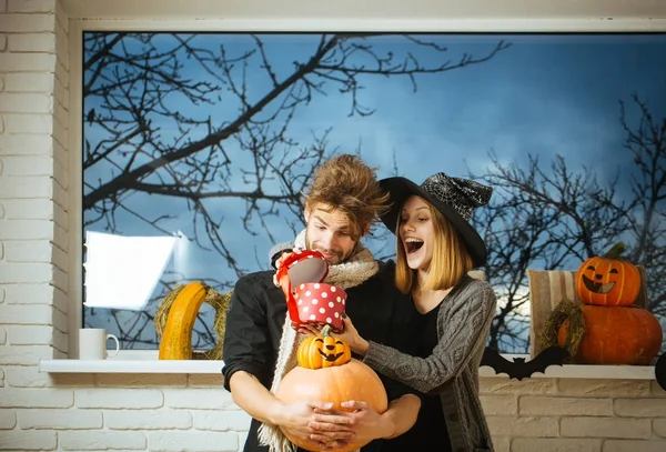 Halloween lány boszorkány kalap, nyitva díszdobozban — Stock Fotó