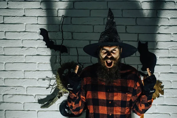 Halloween uomo dando doppio dito medio gesti in ombra scura . — Foto Stock