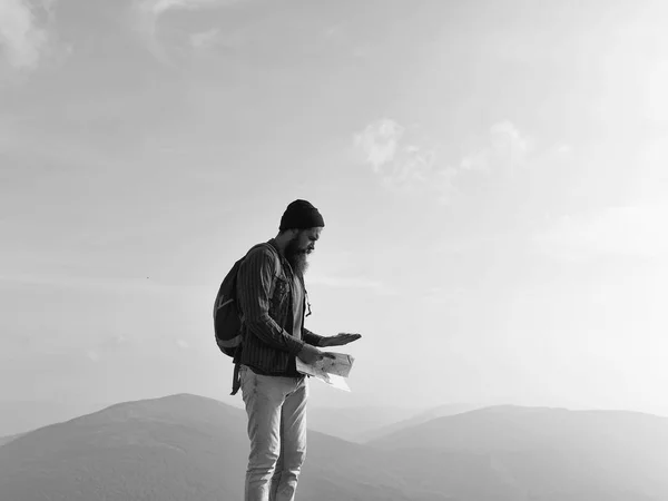 Hombre barbudo en la cima de la montaña — Foto de Stock