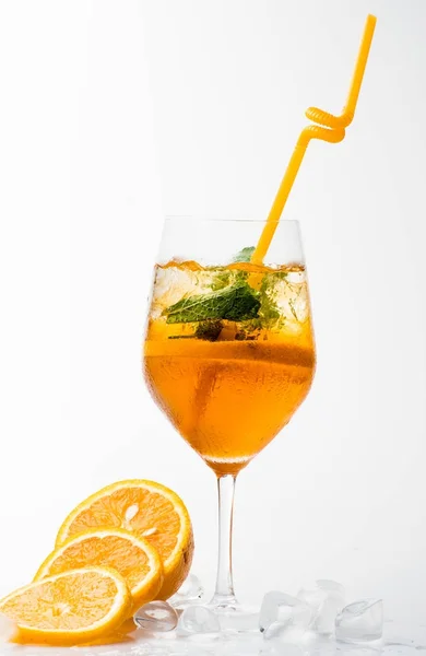 Cocktail isolado no fundo branco . — Fotografia de Stock