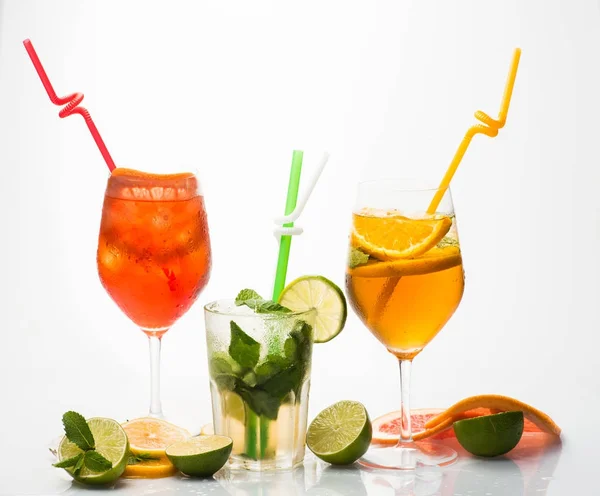 Bebida alcohólica y fruta en el restaurante . — Foto de Stock