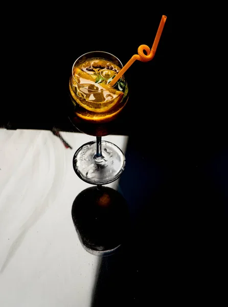 Фруктовий шматочок і склянка коктейлю в барі . — стокове фото