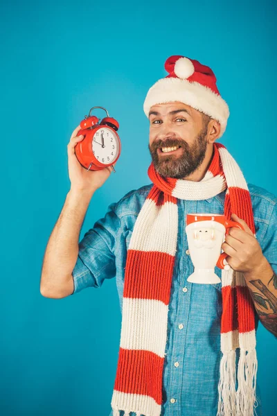 Kerst hipster in Kerstman hoed, sjaal glimlach op blauwe achtergrond — Stockfoto