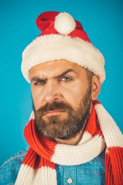Kerst hipster met bebaarde gezicht snor op blauwe achtergrond — Stockfoto