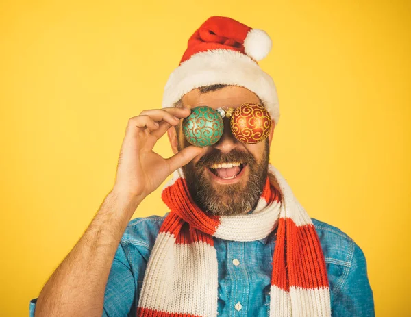 Kerst hipster tevreden glimlach in santa muts en sjaal — Stockfoto