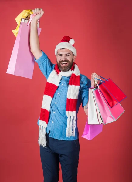 Hombre de Navidad shopper sonrisa en sombrero de santa con gesto ganador —  Fotos de Stock